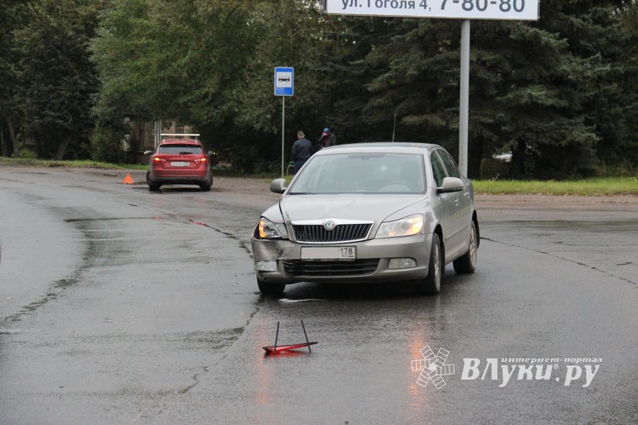 ДТП на перекрёстке улиц Малышева и Матвея Кузьмина (ФОТО)