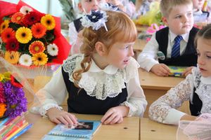 В Великих Луках торжественно встретили День знаний (ФОТО)