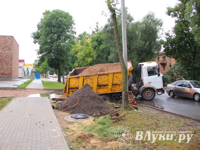 На проспекте Гагарина в Великих Луках провалился грузовик (ФОТО)