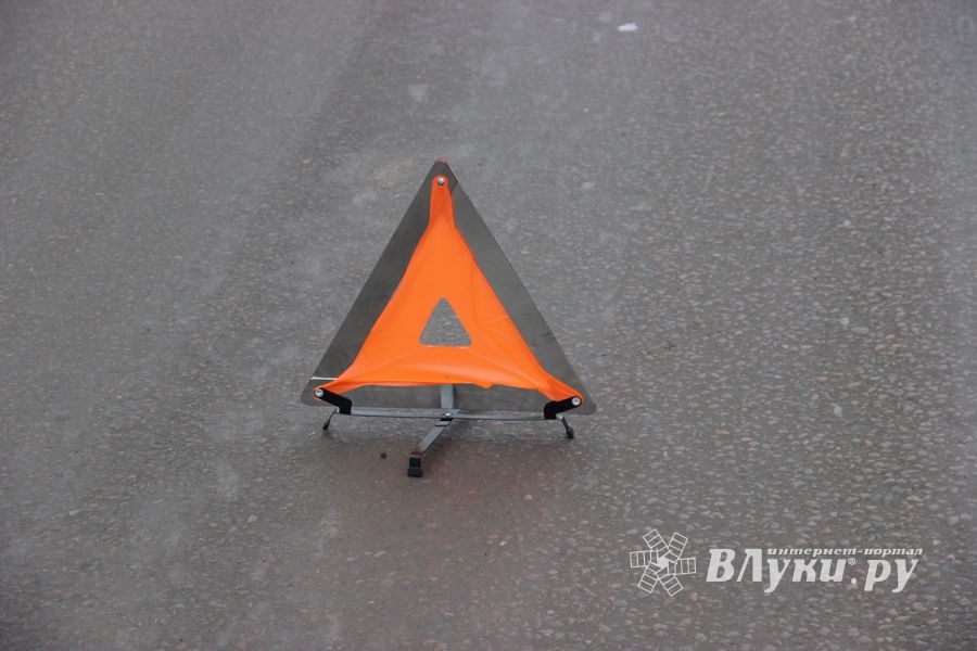 Два Renault столкнулись в Великих Луках (ФОТО)