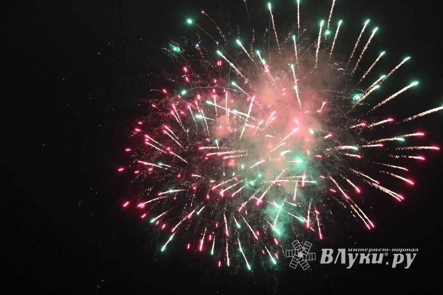 В Великих Луках прогремел праздничный салют в честь Дня Победы (ФОТО)