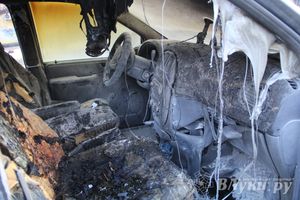 В Великих Луках подожгли автомобиль (фото)
