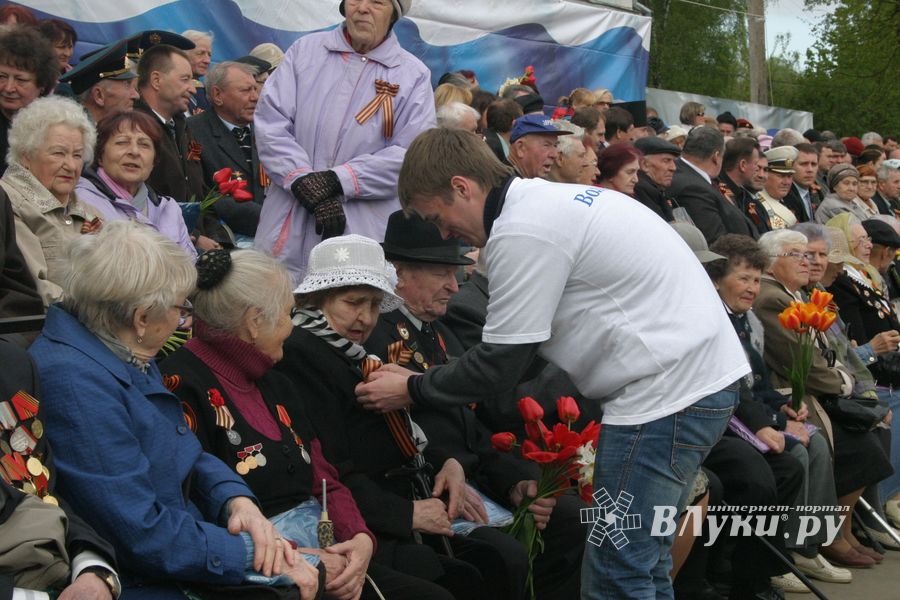 В Великих Луках прошел Военный парад