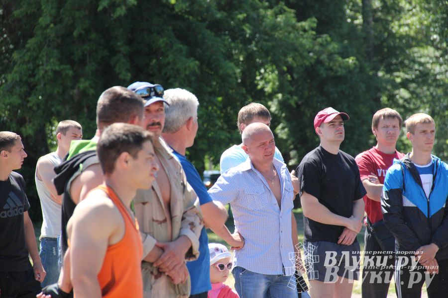 В Великих Луках состояли соревнования по подтягиванию на турнике (фото)