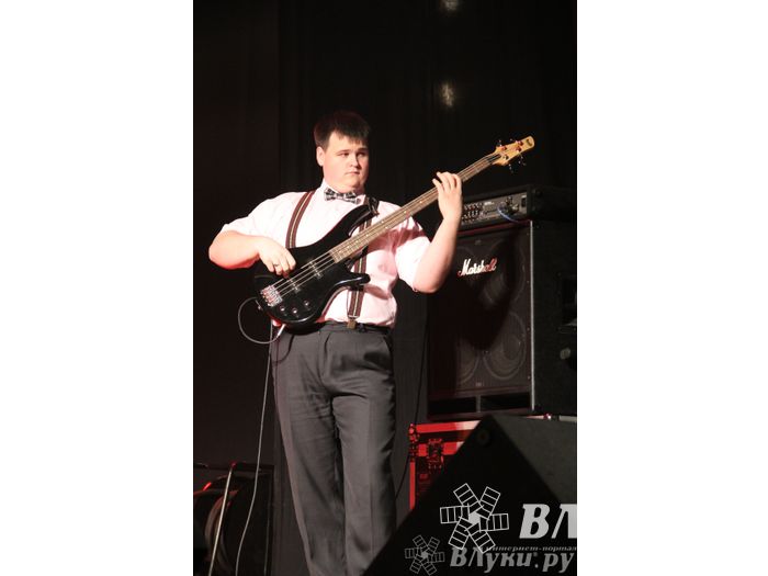 В Великих Луках прошел фестиваль живой музыки «Ставим на аватарках небо» (фото)