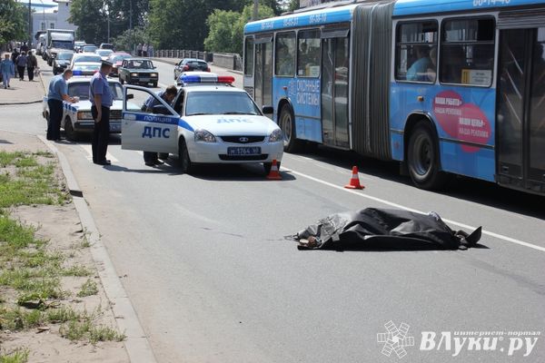 Автобус сбил насмерть пожилую женщину в Пскове (фото)
