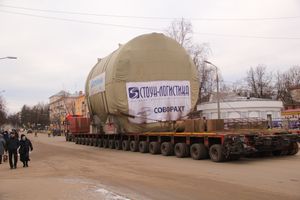 Негабаритный автопоезд вновь следует по улицам Великих Лук