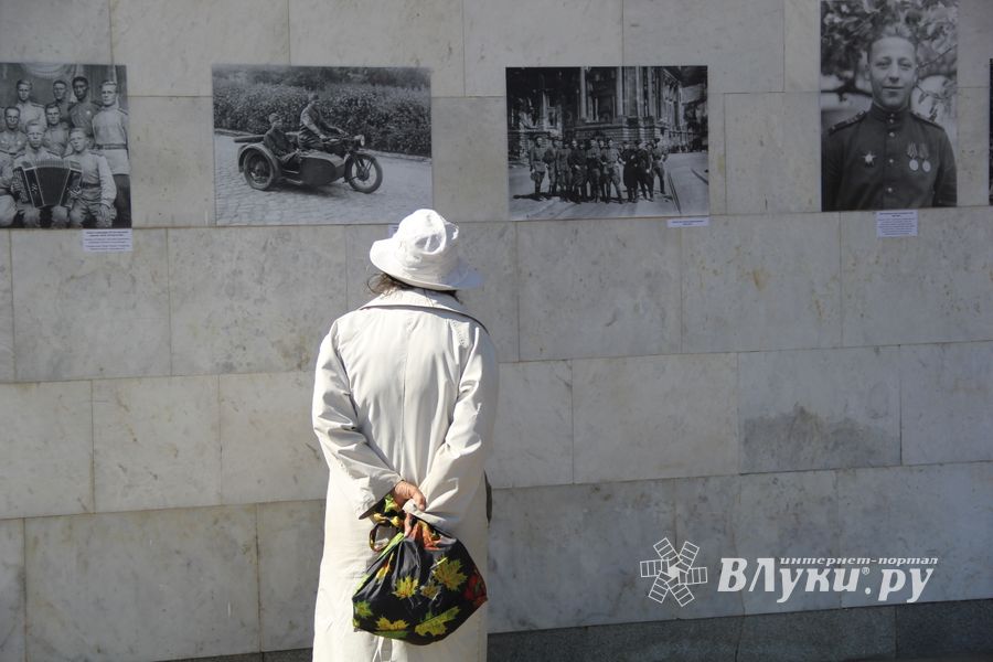 По центральному проспекту Великих Лук прошёл  «Бессмертный полк» (0+) (ФОТО)