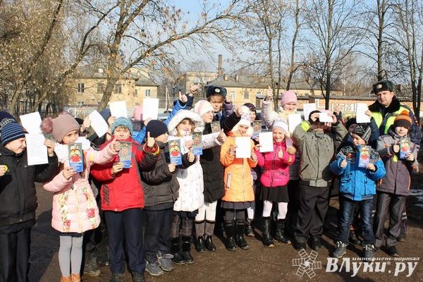 В Великих Луках школьники приняли участие в акции ГИБДД «Письмо водителю» (фото)