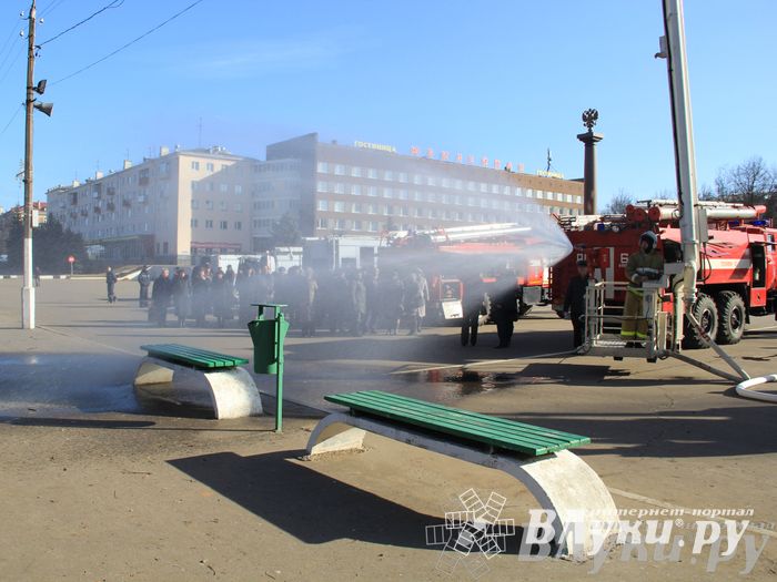 В центре Великих Лук спасатели продемонстрировали свою технику (ФОТО)