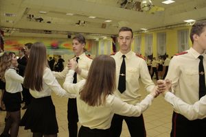 В Великих Луках состоялся кадетско-лицейский бал (ФОТО)