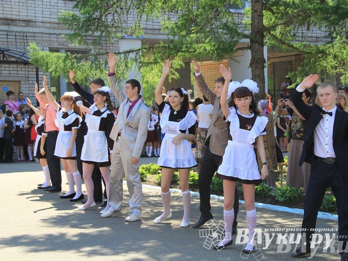 В Великих Луках прозвенели «Последние звонки»