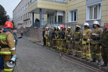 Себежские огнеборцы потушили условный пожар в кабинете районной поликлиники (фото)