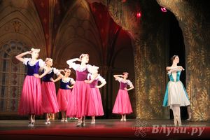 Московский театр «Корона Русского Балета» представил великолучанам балет «Лебединое озеро»