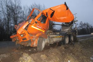 В районе деревни Булынино перевернулась бетономешалка (ФОТО)