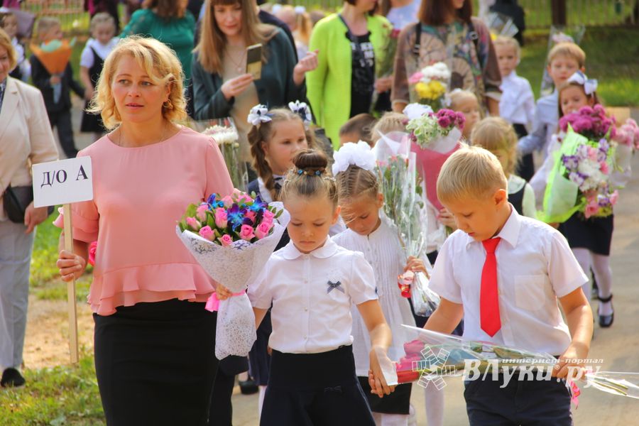 1 сентября в школах Великих Лук прошли Торжественные линейки (ФОТО)