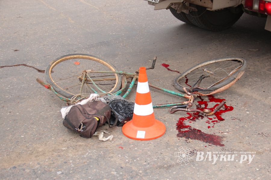 В Великих Луках на пешеходном переходе сбили велосипедиста (ФОТО)