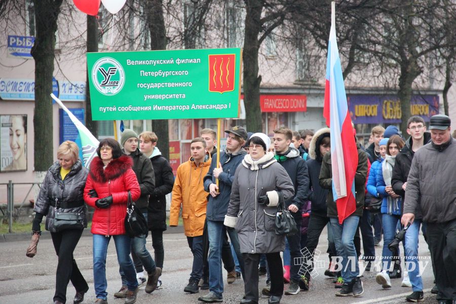 В Великих Луках прошло праздничное шествие (ФОТО)