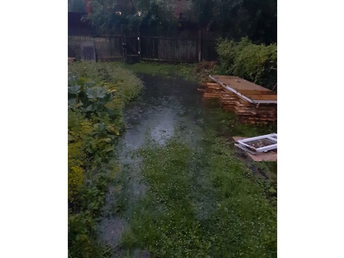 Великолучане жалуются на потопы во дворах (ФОТО)