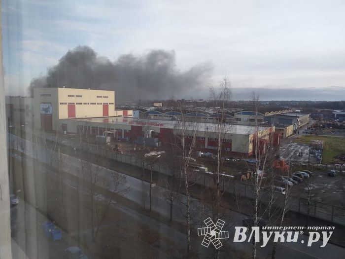 В Великих Луках горит завод ЗЭТО (ФОТО; ВИДЕО)