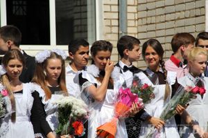 В Великих Луках прозвенели «Последние звонки»