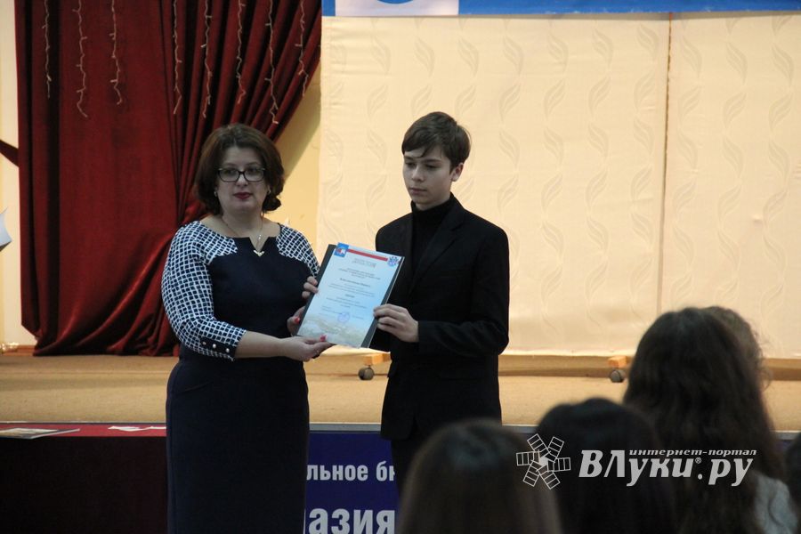 В Великих Луках наградили самых умных школьников 