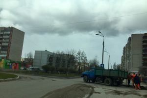 Фотофакт: в Великих Луках чистят обочины дорог 