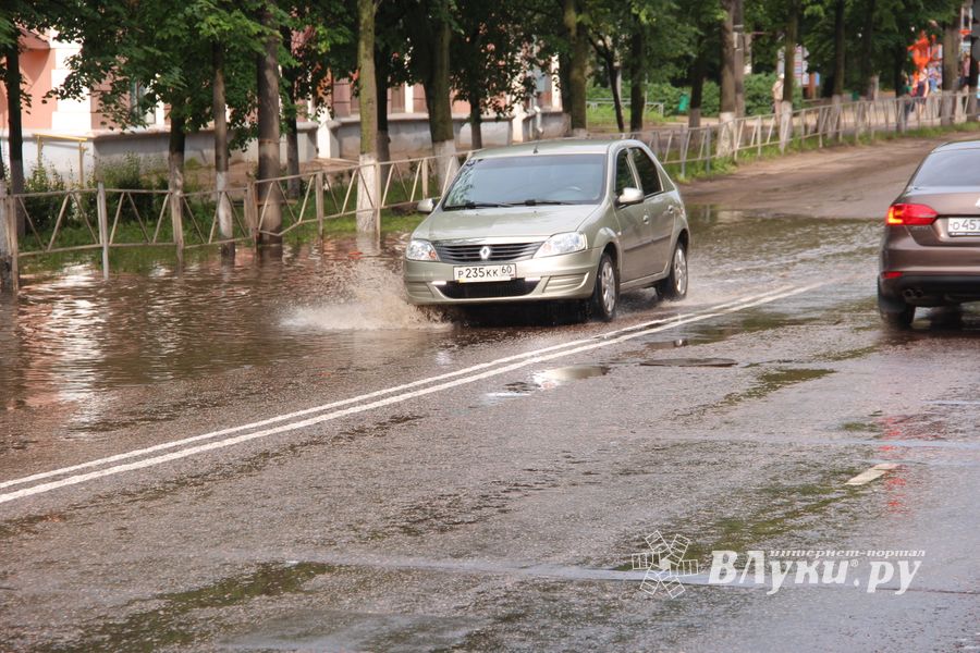 И плывем, и плаваем – Великие Луки после ливня (ФОТО)