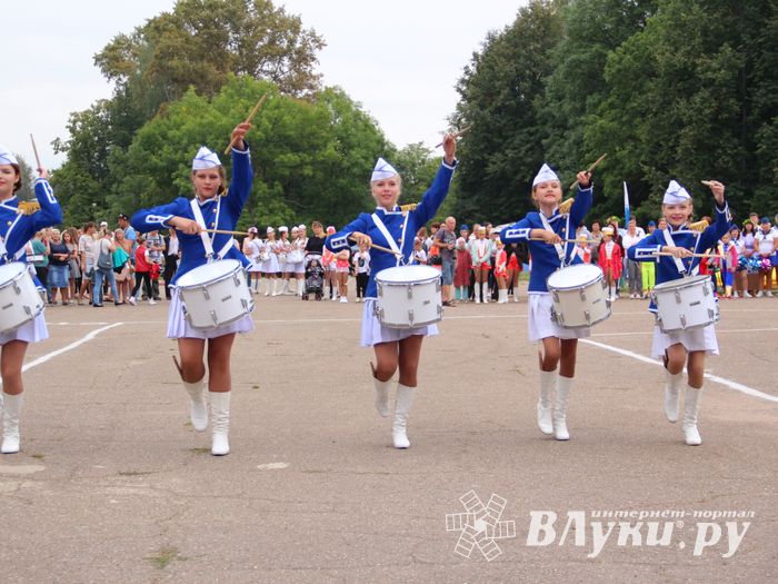 В Великих Луках проходит Международный фестиваль-конкурс среди мажореток и барабанщиц (ФОТО)