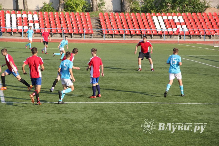 В минувшие выходные великолучане сыграли в футбол (фото)