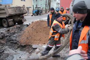 Из-за аварии в водоводе несколько домов отключены от воды (ФОТО)