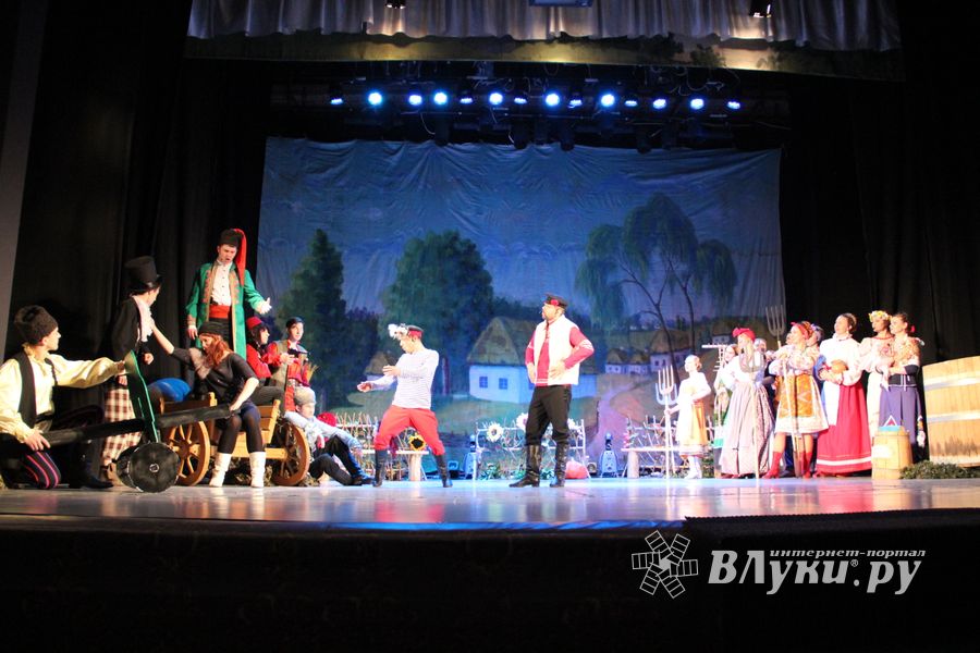 Кони стоят пьяные, хлопцы запряженные — в ГДК Ленина сыграли «Свадьбу в Малиновке» (ФОТО)