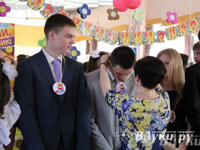 В Великих Луках прозвенели «Последние звонки»