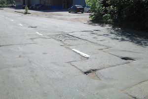 На дорогах Великих Луках появилась новая разметка, а новый асфальт — нет (ФОТО)