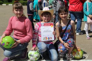 В Великих Луках прошел конкурс детских  рисунков на асфальте (фото)