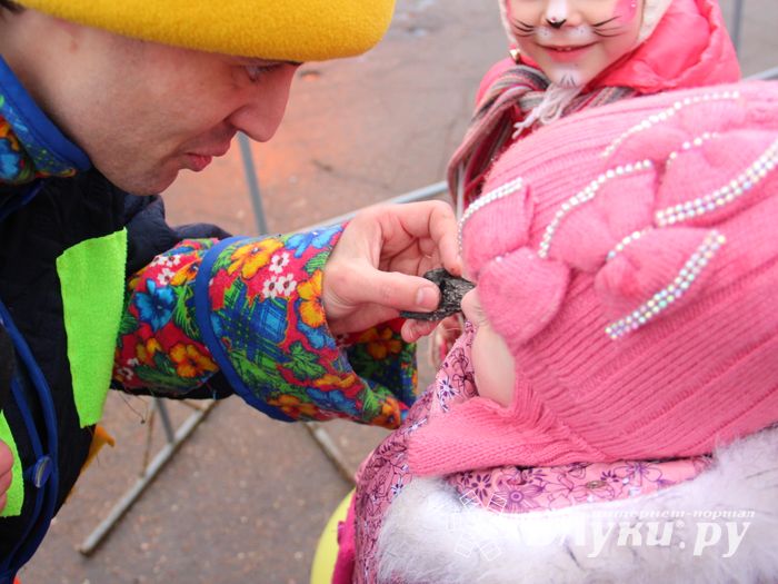 В Великих Луках сожгли Масленицу (фото)