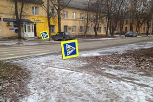 На улице Заслонова неизвестные сбили два дорожных знака (ФОТО)