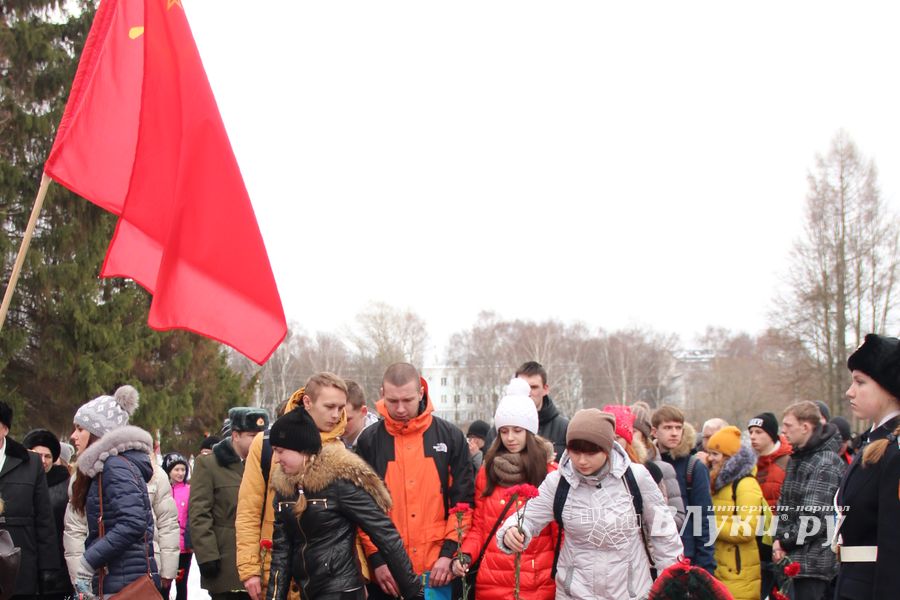 У Вечного огня в Великих Луках прошёл торжественный митинг (фото)