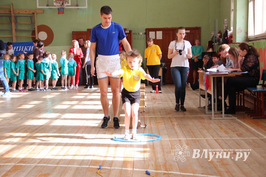 В Великих Луках проходят спортивные соревнования среди дошколят «Юные олимпионики» (ФОТО)