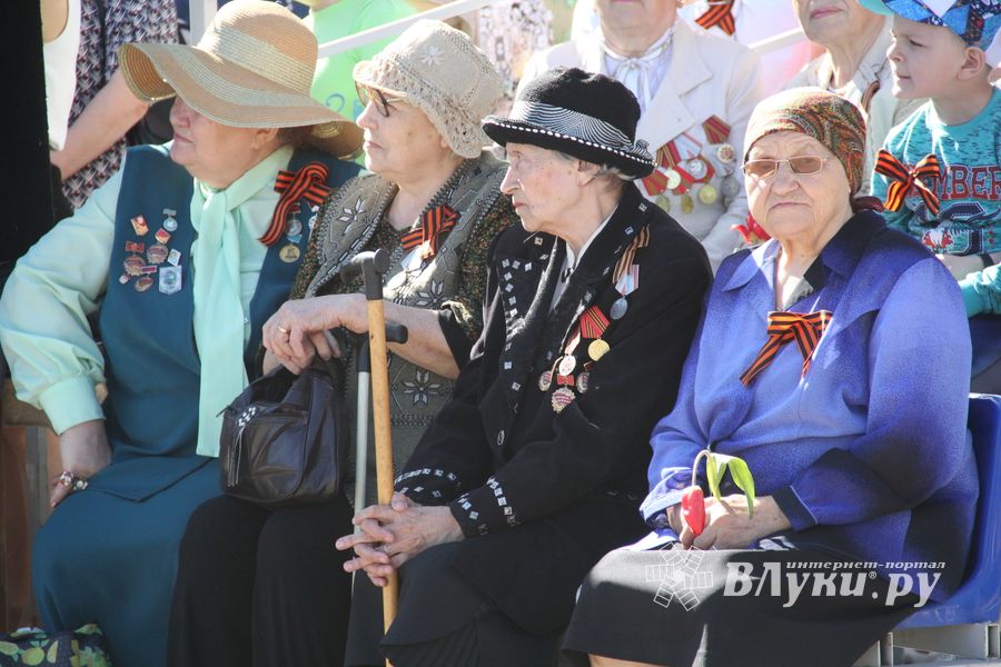Парад в честь Дня Победы прошел в Великих Луках (ФОТО)