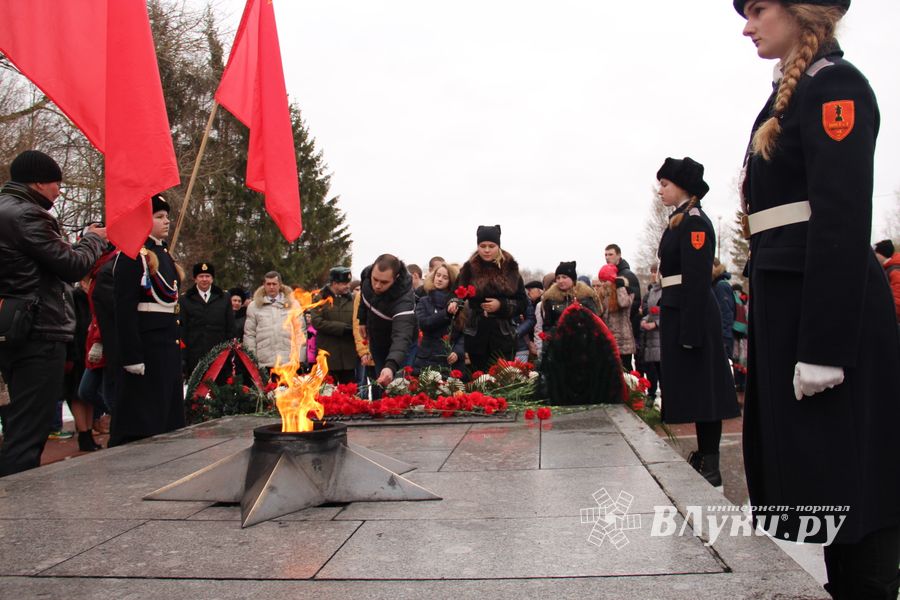 У Вечного огня в Великих Луках прошёл торжественный митинг (фото)
