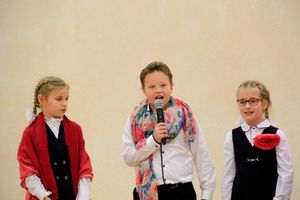 В Великих Луках поздравляют мам (ФОТО)