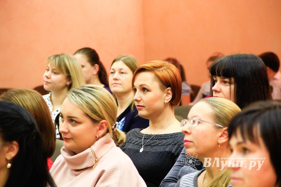 В Великих Луках поздравляют мам (ФОТО)