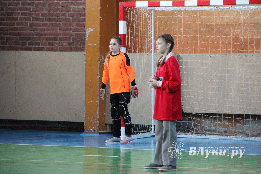 В Великих Луках прошел областной этап по мини-футболу среди девочек (фото)