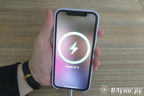 Россиянам рассказали, почему лучше не пользоваться смартфоном во время его зарядки