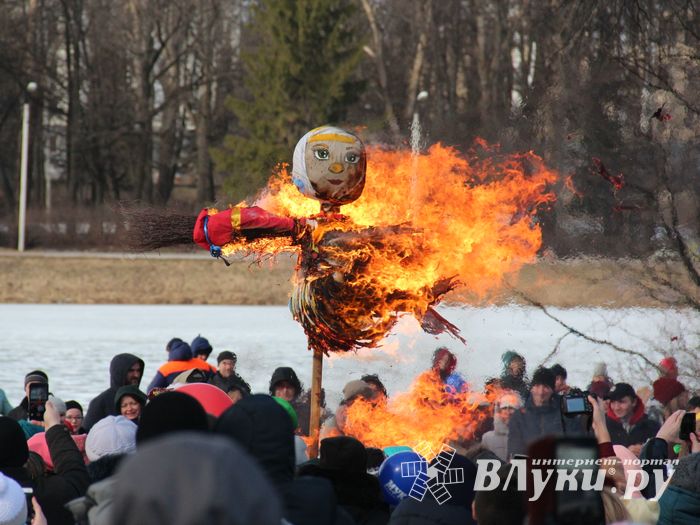 В Великих Луках широко отметили Масленицу (ФОТО)