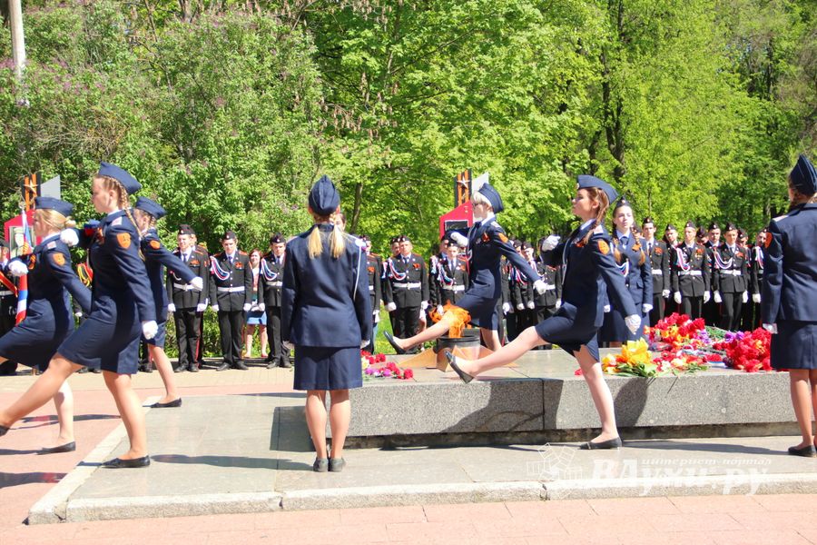 По центральному проспекту Великих Лук прошёл  «Бессмертный полк» (0+) (ФОТО)