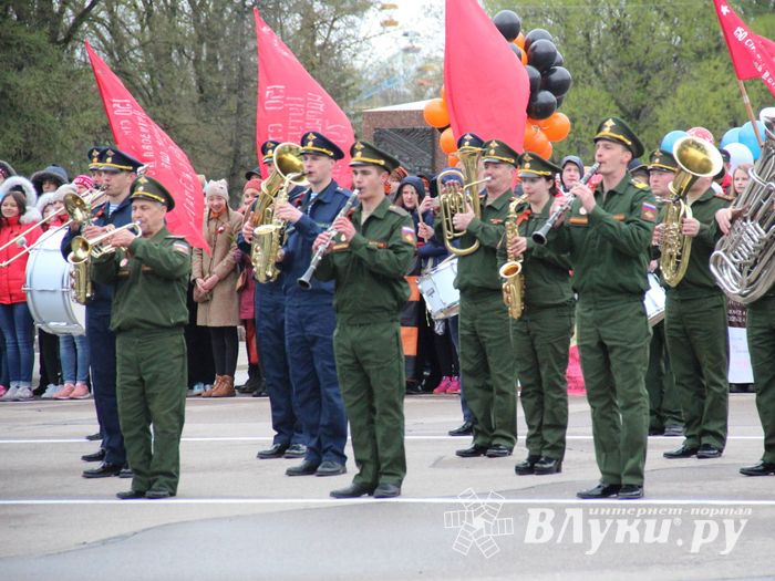 В Великих Луках прошел Парад Победы (ФОТО)