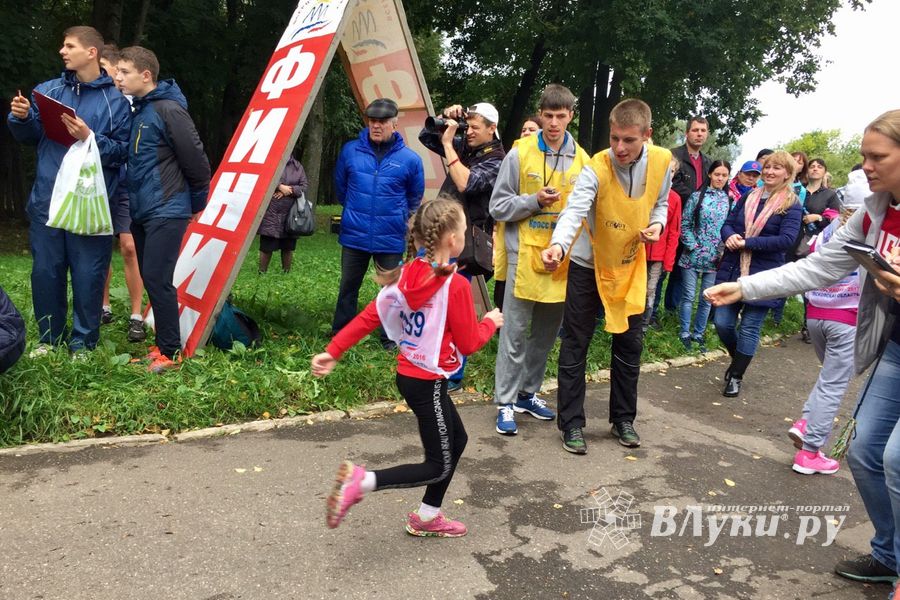 В Великих Луках стартовал Всероссийский день бега «Кросс нации-2017» (ФОТО)