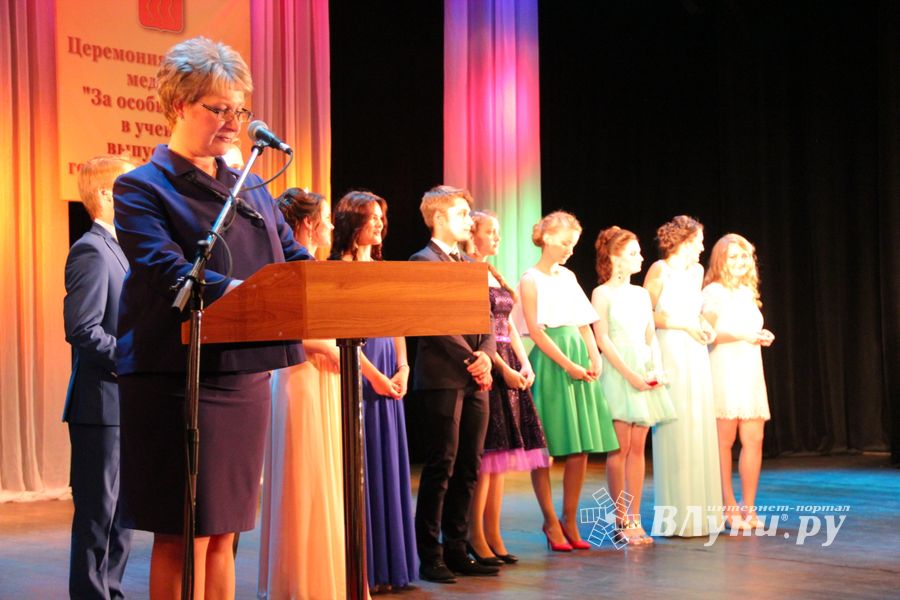 Великолуких выпускников наградили (ФОТО)